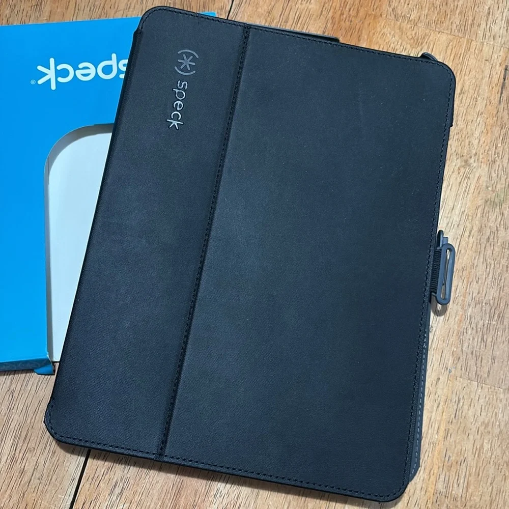 New in box SPECK IPAD CASE iPad Pro 11 or iPad Air